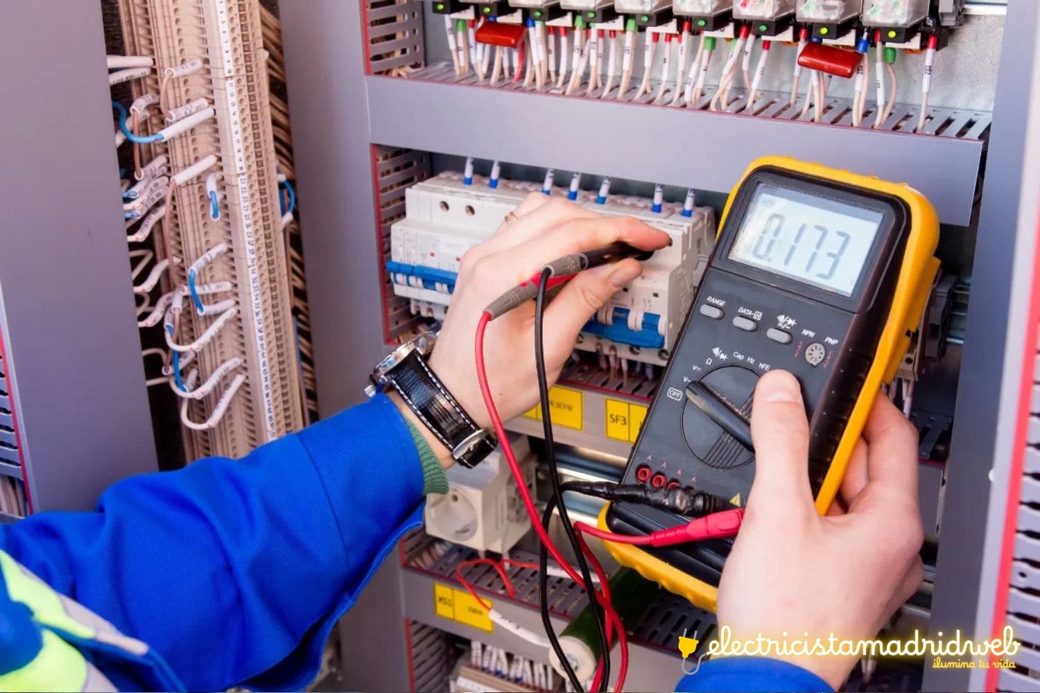 Electricista reparando cuadro eléctrico
