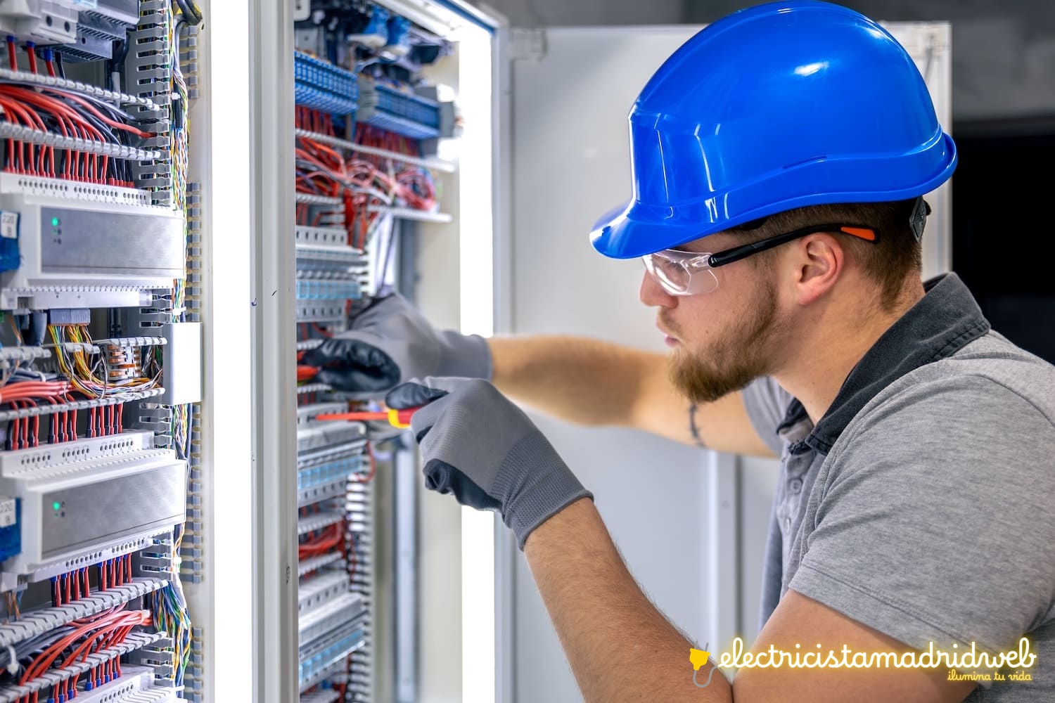 Equipo de electricistas en Madrid