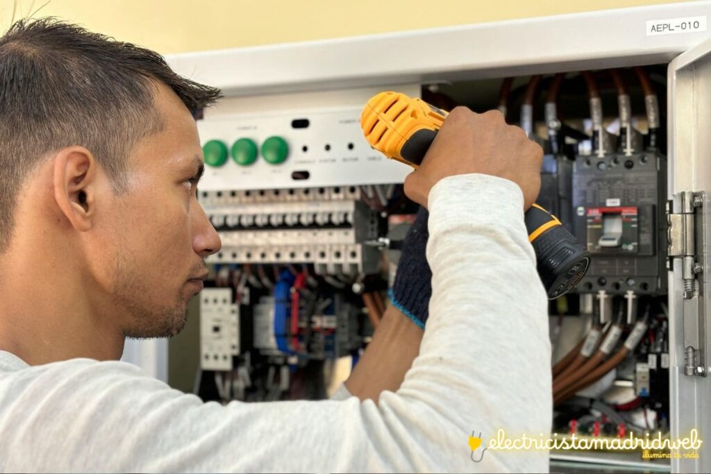 electricistas profesionales en madrid trabajando